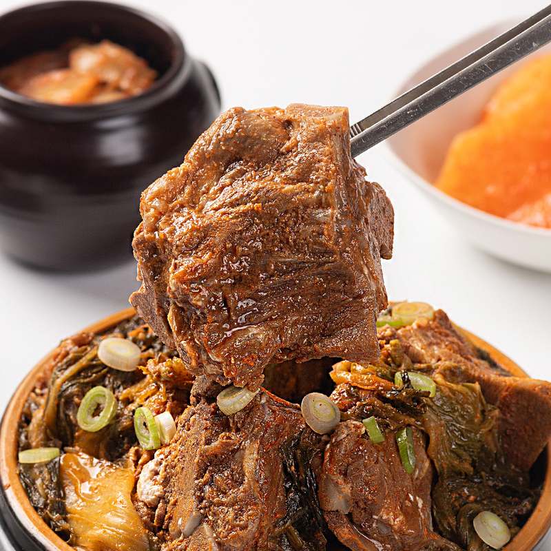 캠핑이나 집에서 즐기기 좋은 우거지와 뼈해장국, 감자탕 한 그릇