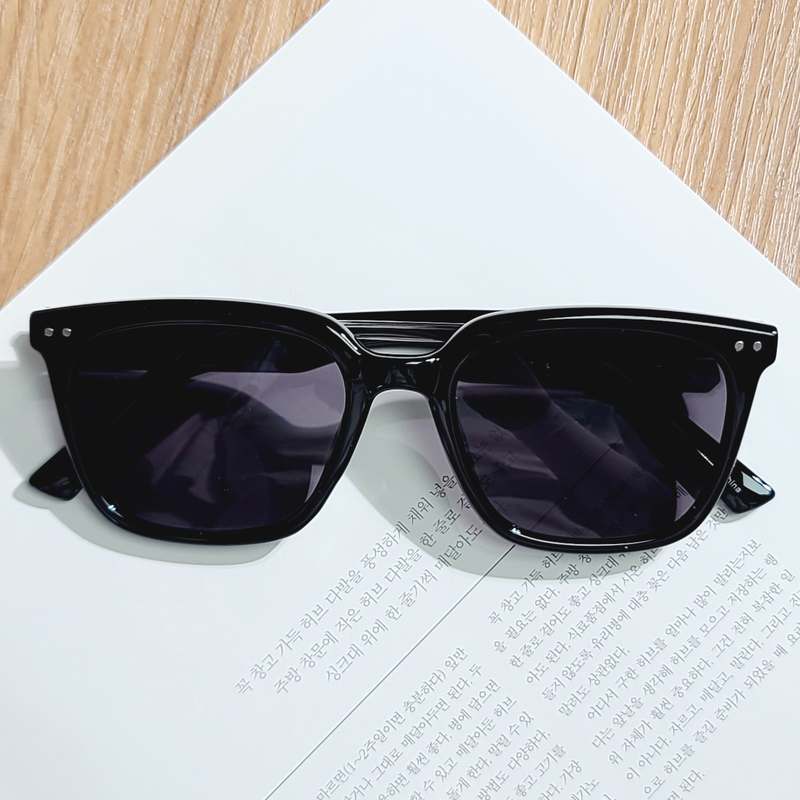 가볍고 스타일리시한 빅사이즈 사각 선글라스로 여름을 시원하게!