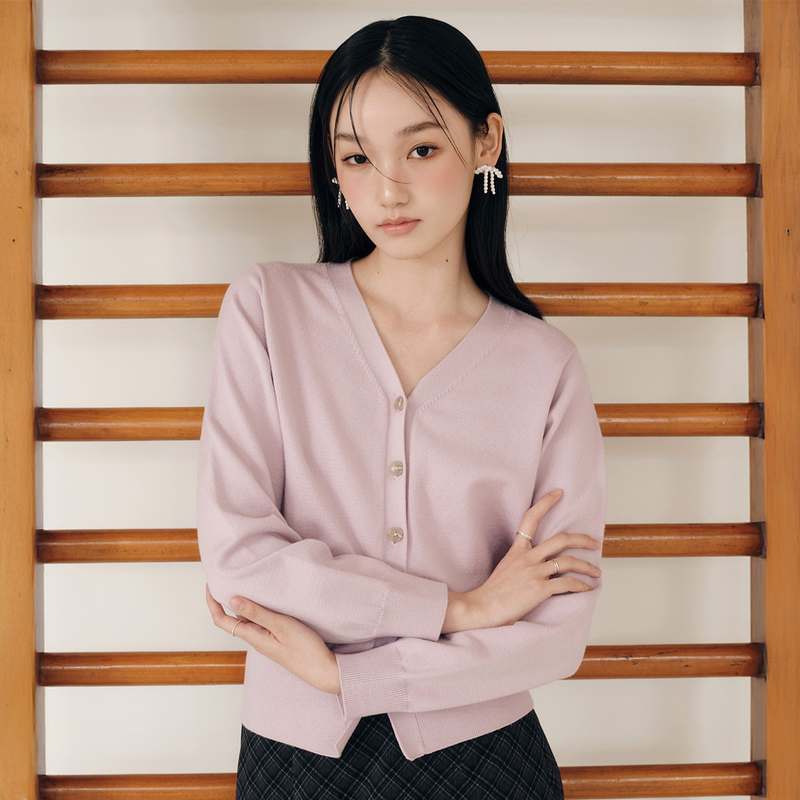 편하게 입기 좋은 로엠 브이넥 가디건, 지금 바로 만나보세요!