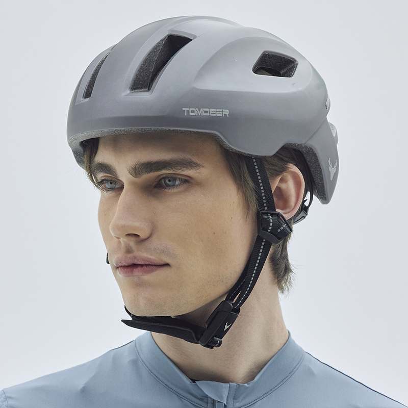 편리하고 안전하게! LED 후미등이 달린 킥보드와 전기 자전거 헬멧 추천