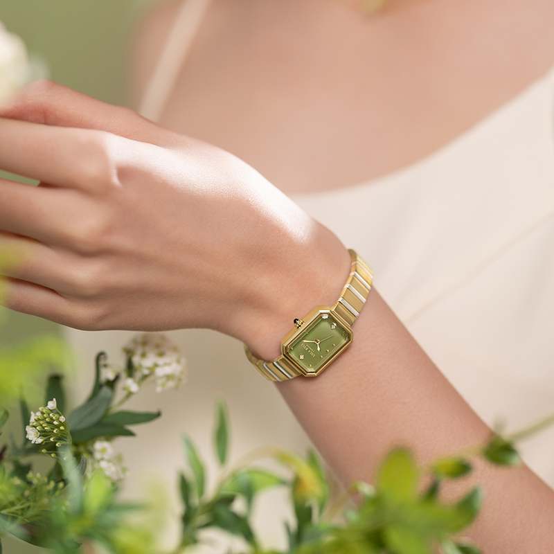 일상 속에서 빛나는, 롤라로즈의 그린 오닉스 시계 이야기