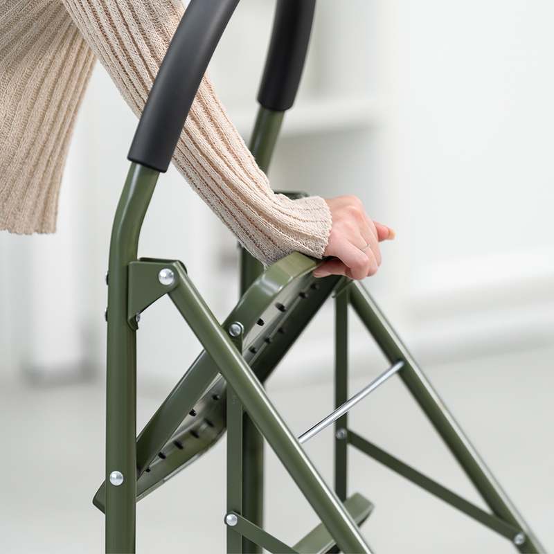 집에서 간편하게 사용하는 접이식 사다리, 안전하고 실용적이에요!