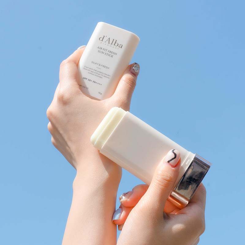 일상에서 편하게 사용하는 달바 비건 선스틱, 두 개 세트로 더 알뜰하게!