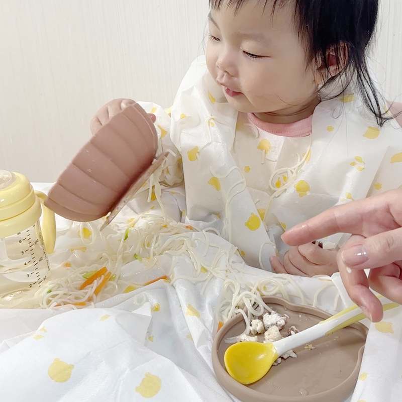 아기와 함께하는 식사 시간, 깔끔하게 챙기기 좋은 턱받이 추천