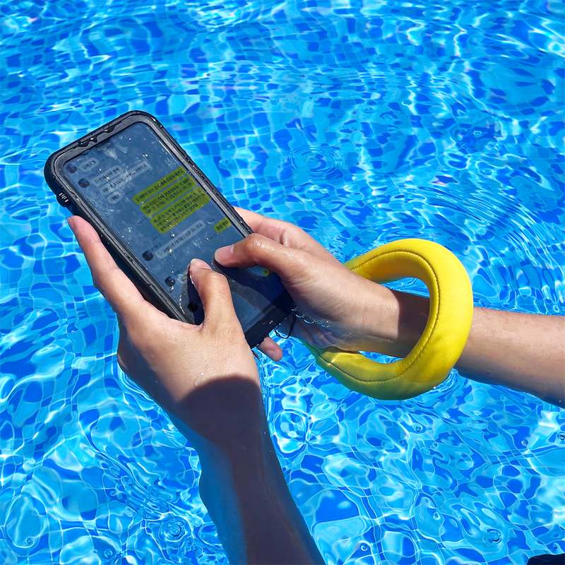 물놀이 시 스마트폰 안전하게 지키는 방법, 방수케이스와 구명팔찌 추천