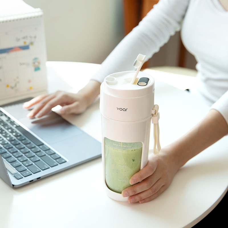 가볍고 편리한 휴대용 믹서기, 어디서든 간편하게 사용하세요!