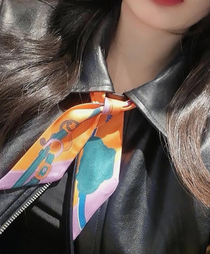 일상 속에서 멋내기 좋은 명품 패턴 가방과 스카프 추천