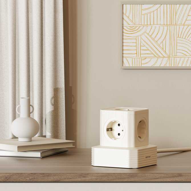 여행이나 캠핑에 딱! 강력한 멀티탭으로 편리하게 전기 사용하세요