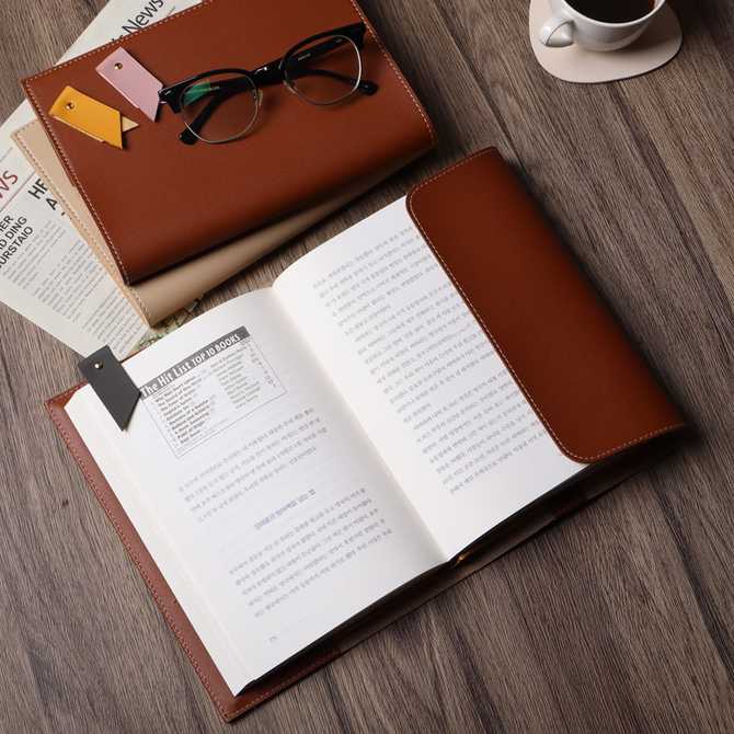 가죽으로 만든 북커버, 책을 더 특별하게 감싸주는 아이템