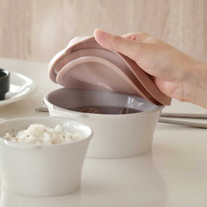 집에서 간편하게 사용하는 도자기 전자레인지용 국그릇과 냉동밥 저장 용기