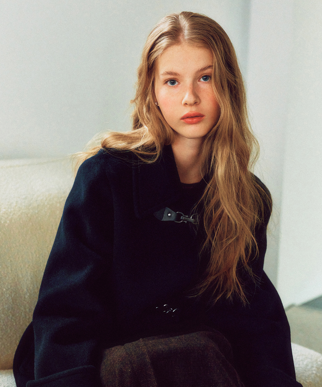 편하게 입기 좋은 로엠 버클 미디 코트, 지금 바로 만나보세요!