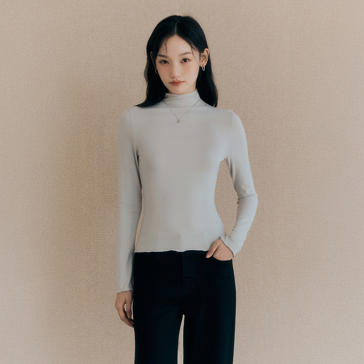 편하게 입기 좋은 텐셀 하이넥 티셔츠, 로엠에서 만나보세요!