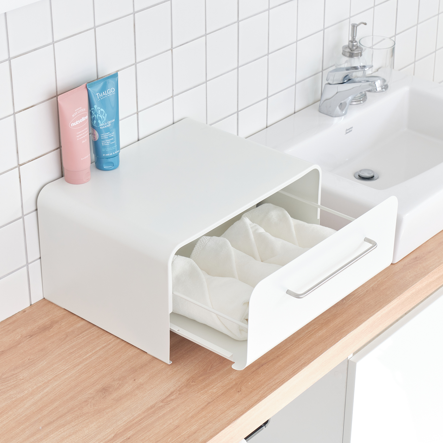 작은 주방도 깔끔하게! 실용적인 식탁 정리함과 슬라이딩 수납 아이템 소개