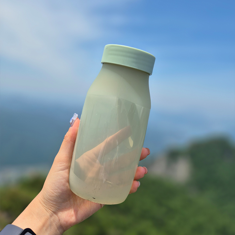가볍고 튼튼한 실리콘 물병으로 산행과 운동을 더 즐겁게!