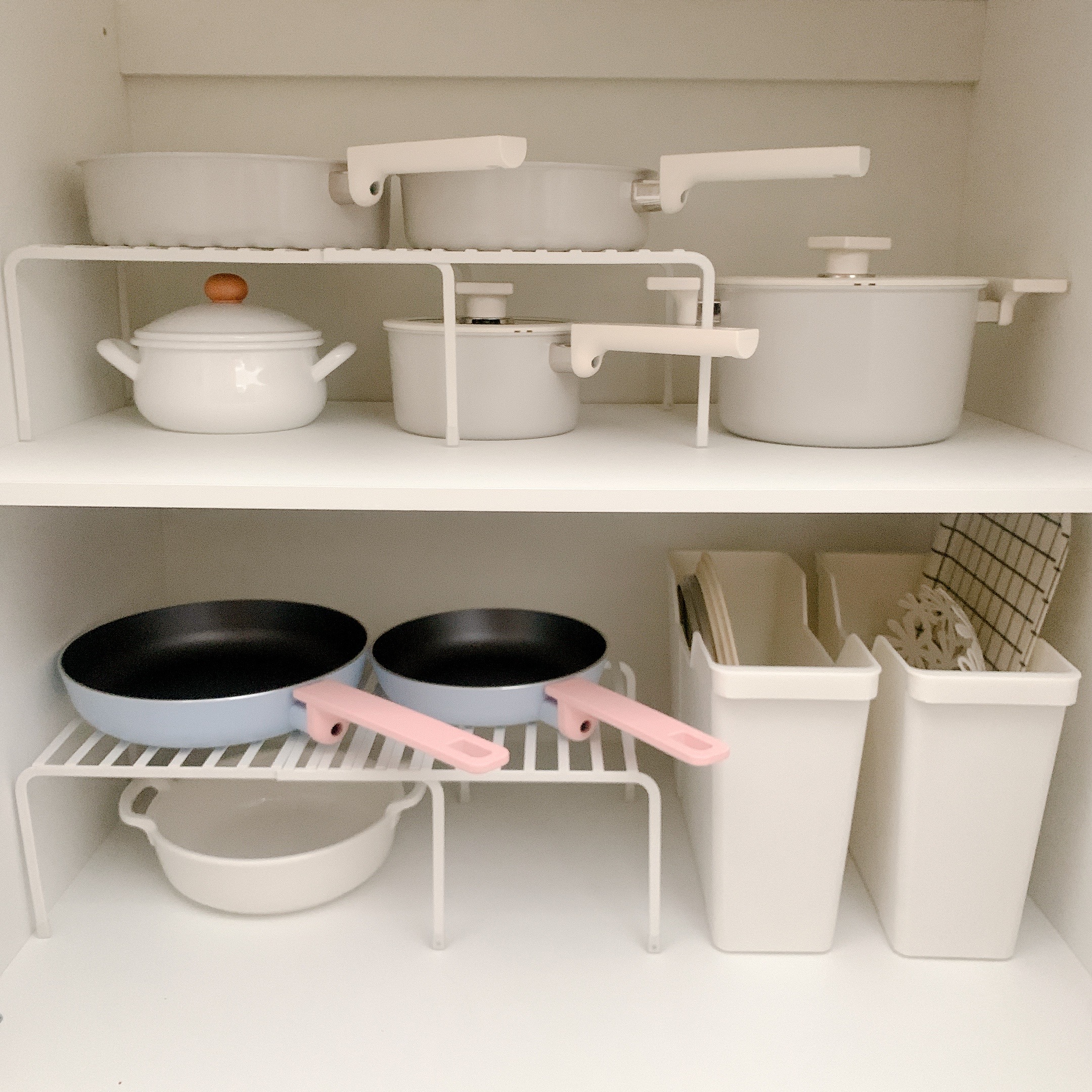 주방 정리의 필수템! 길이 조절이 가능한 후라이팬과 그릇 정리선반