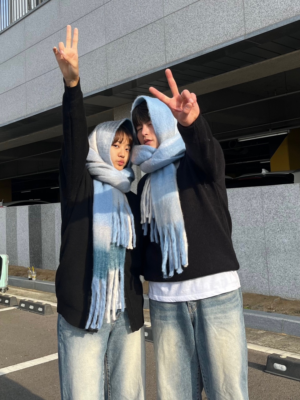 연인과 함께하는 따뜻한 체크 목도리, 스타일과 포근함을 동시에!