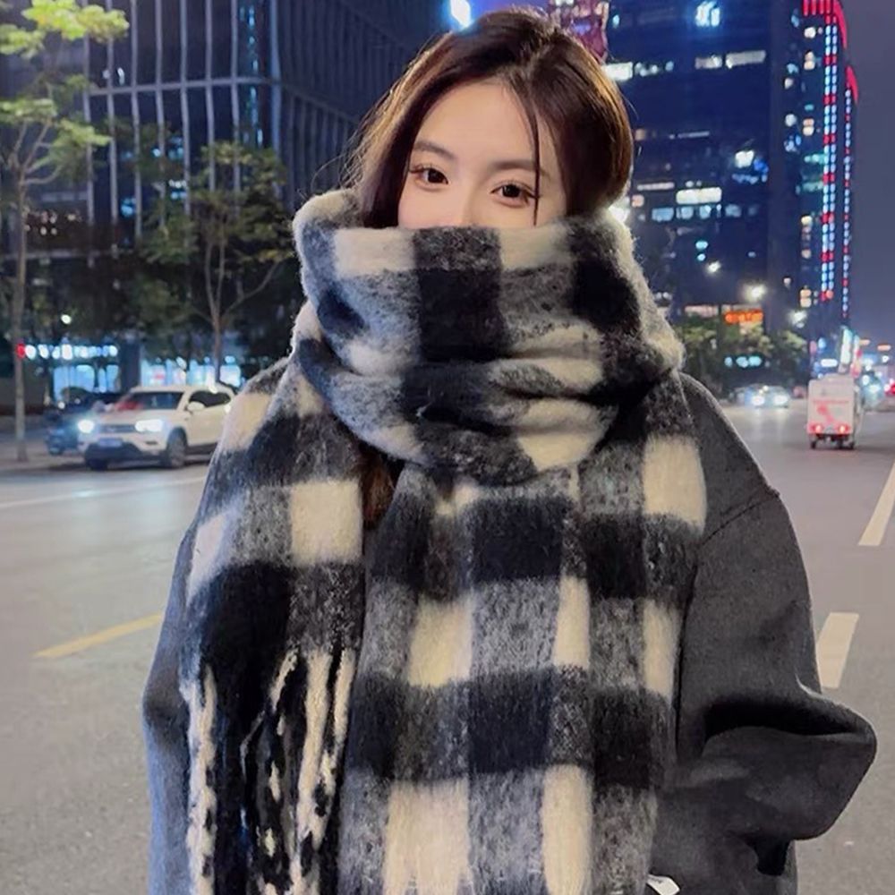 겨울철 따뜻함을 더하는 여성과 남성용 체크 캐시미어 목도리 추천