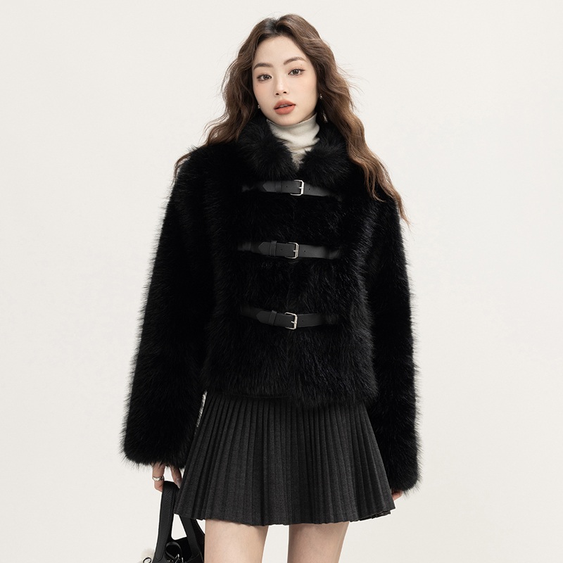 포근하고 세련된 하이넥 퍼 자켓, 숏기장으로 스타일 UP!