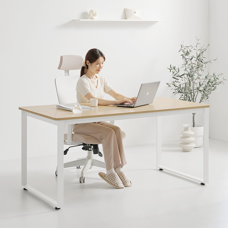 편하게 사용할 수 있는 원형 책상, 1200x600 크기와 깔끔한 화이트 컬러 추천