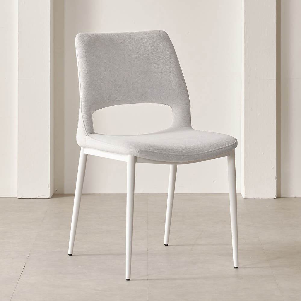 편안하게 앉을 수 있는 하얀 식탁의자, 집들이 선물로 딱 좋아요!