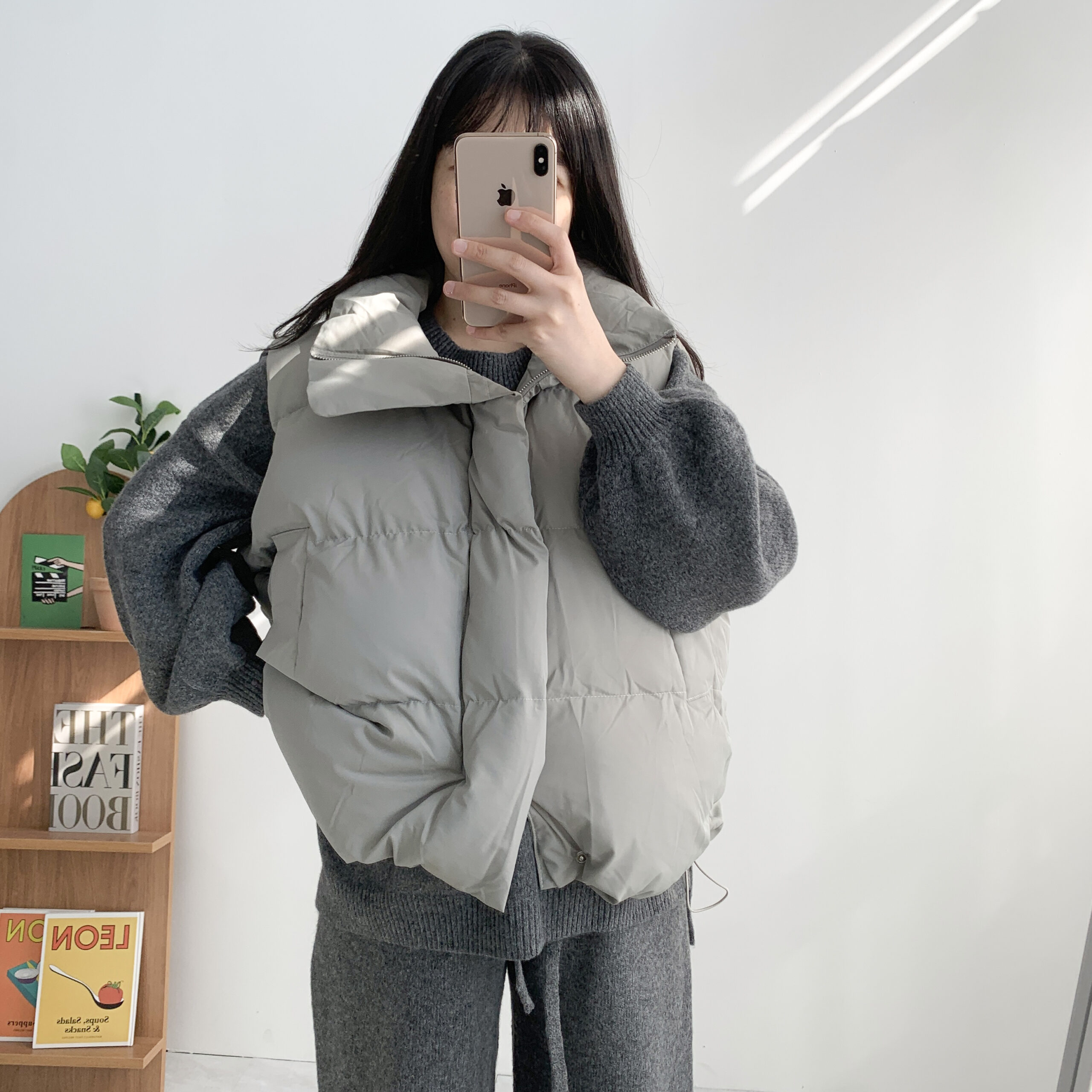 편하게 입기 좋은 오버사이즈 패딩 조끼, 스트링 디테일과 하이넥으로 포인트를!