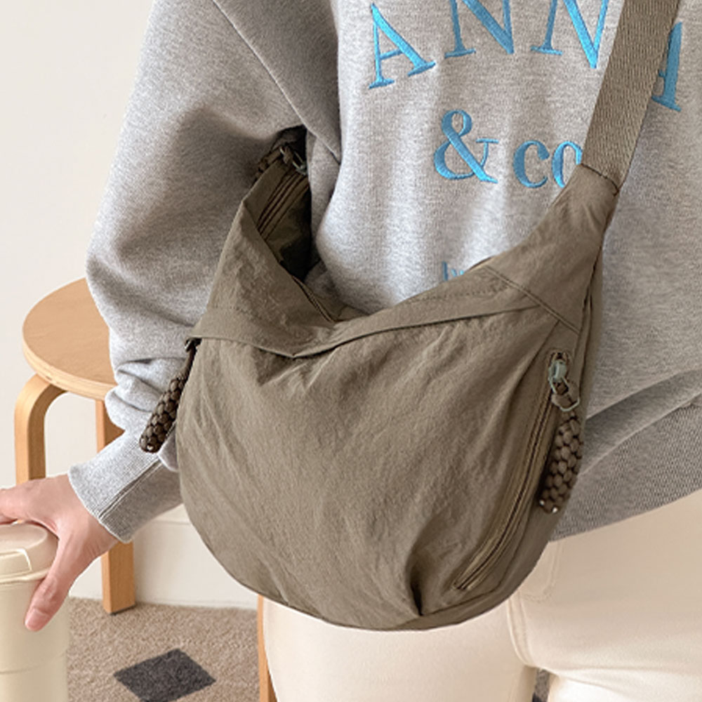 여행 갈 때 딱 좋은 유럽풍 크로스백, 가볍고 실용적인 반달 가방 추천!