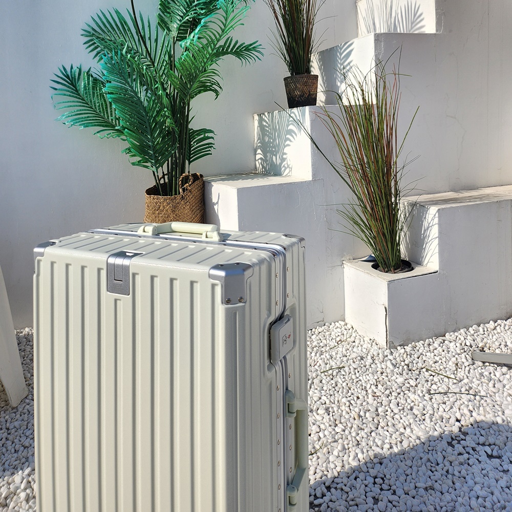 여행이 더 즐거워지는 가볍고 튼튼한 캐리어 추천!