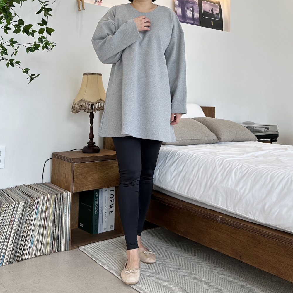 편안하게 입기 좋은 대형 A라인 긴팔 티셔츠, 블랙 컬러로 스타일 UP!