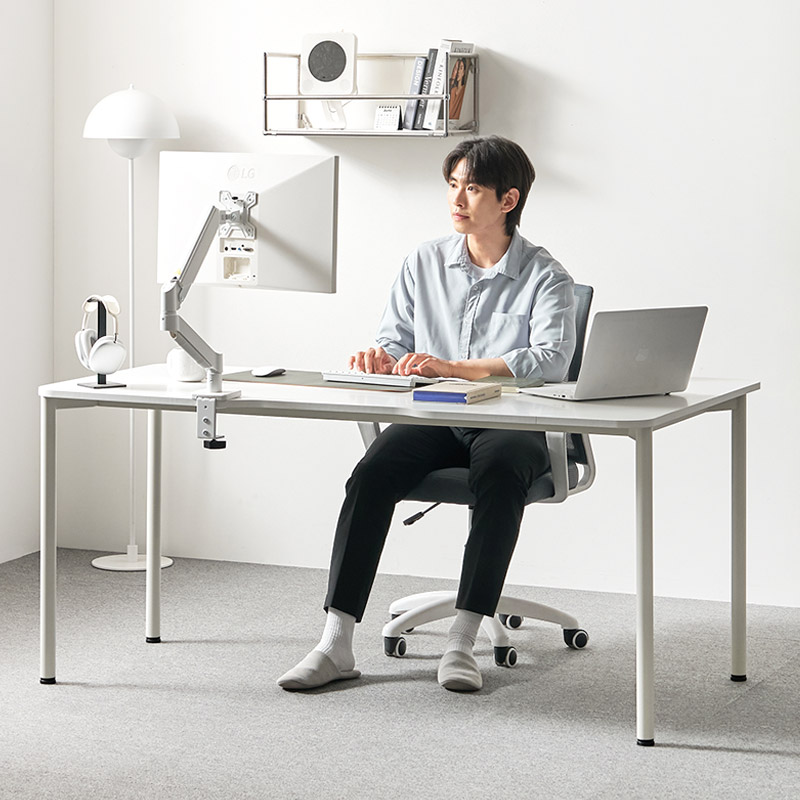 집에서 편하게 일할 수 있는 넓은 책상 추천! 깔끔한 화이트 컬러로 인테리어까지 완벽하게