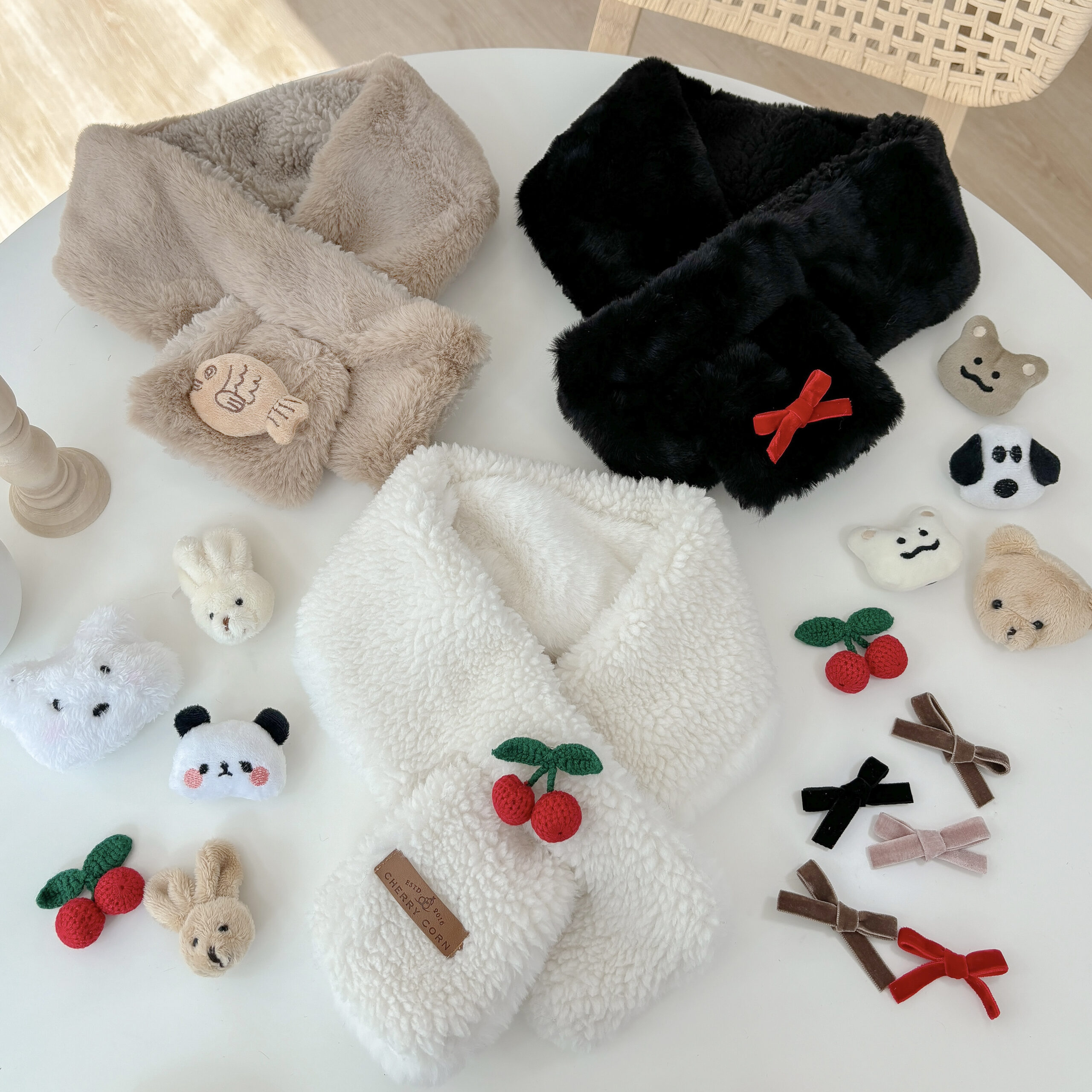 남녀 모두 좋아하는 귀여운 아이보리 목도리, 따뜻하고 부드럽게 감싸줄 숏 니트 머플러