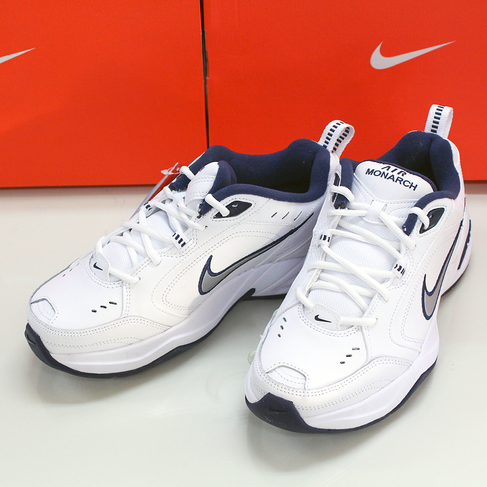 일상에서 편하게 신을 수 있는 나이키 에어 모나크4 운동화 추천