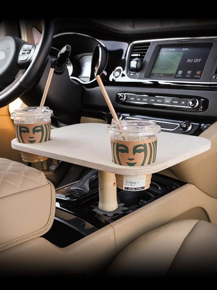 차량에서 편하게 사용할 수 있는 나무 소재의 다용도 테이블 추천