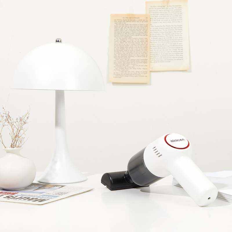 작고 가벼운 무선 청소기, 집안 곳곳을 깔끔하게 정리하는 비밀 무기!