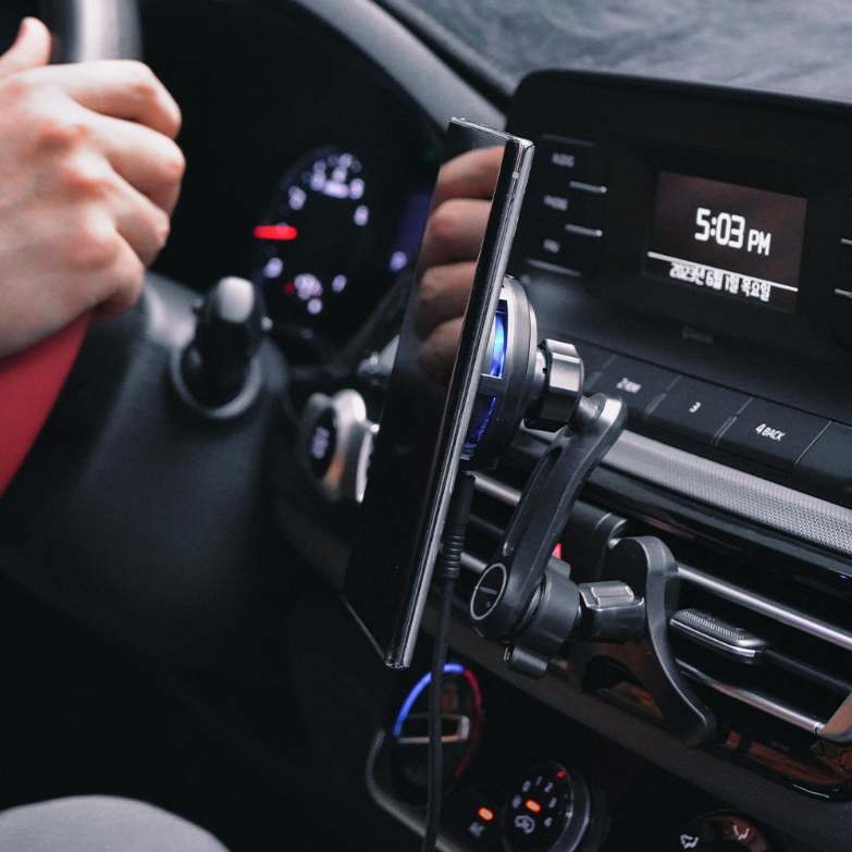 차량에서 편리하게 사용하는 맥세이프 무선 충전 거치대 추천