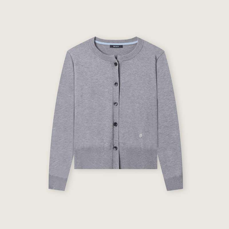 편하게 입기 좋은 라운드넥 긴팔 가디건, 어떤 옷과 매치하면 좋을까?