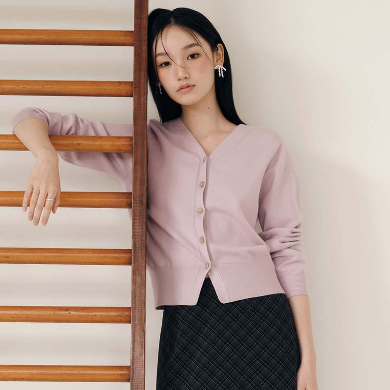 편하게 입기 좋은 브이넥 긴팔 가디건, 어떤 옷과 매치하면 좋을까?