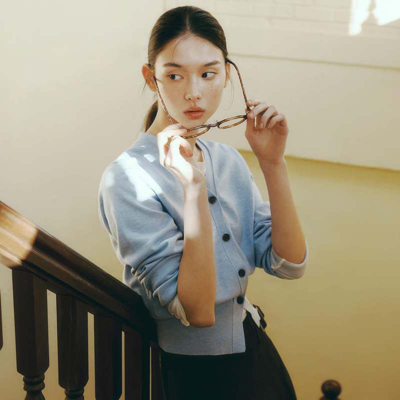 편하게 입기 좋은 브이넥 가디건, 이번에 하나 장만해보세요!