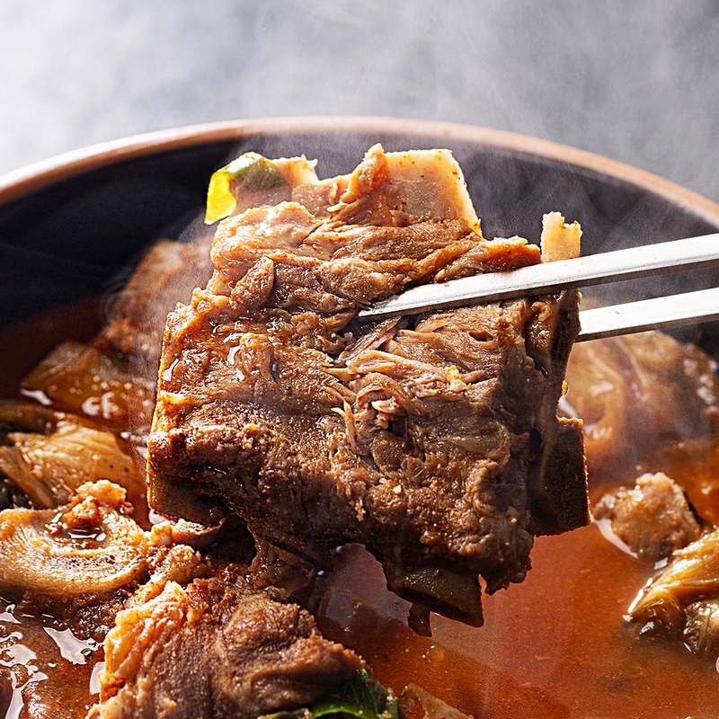 캠핑이나 집에서 즐기기 좋은 우거지와 뼈해장국, 감자탕 한 그릇