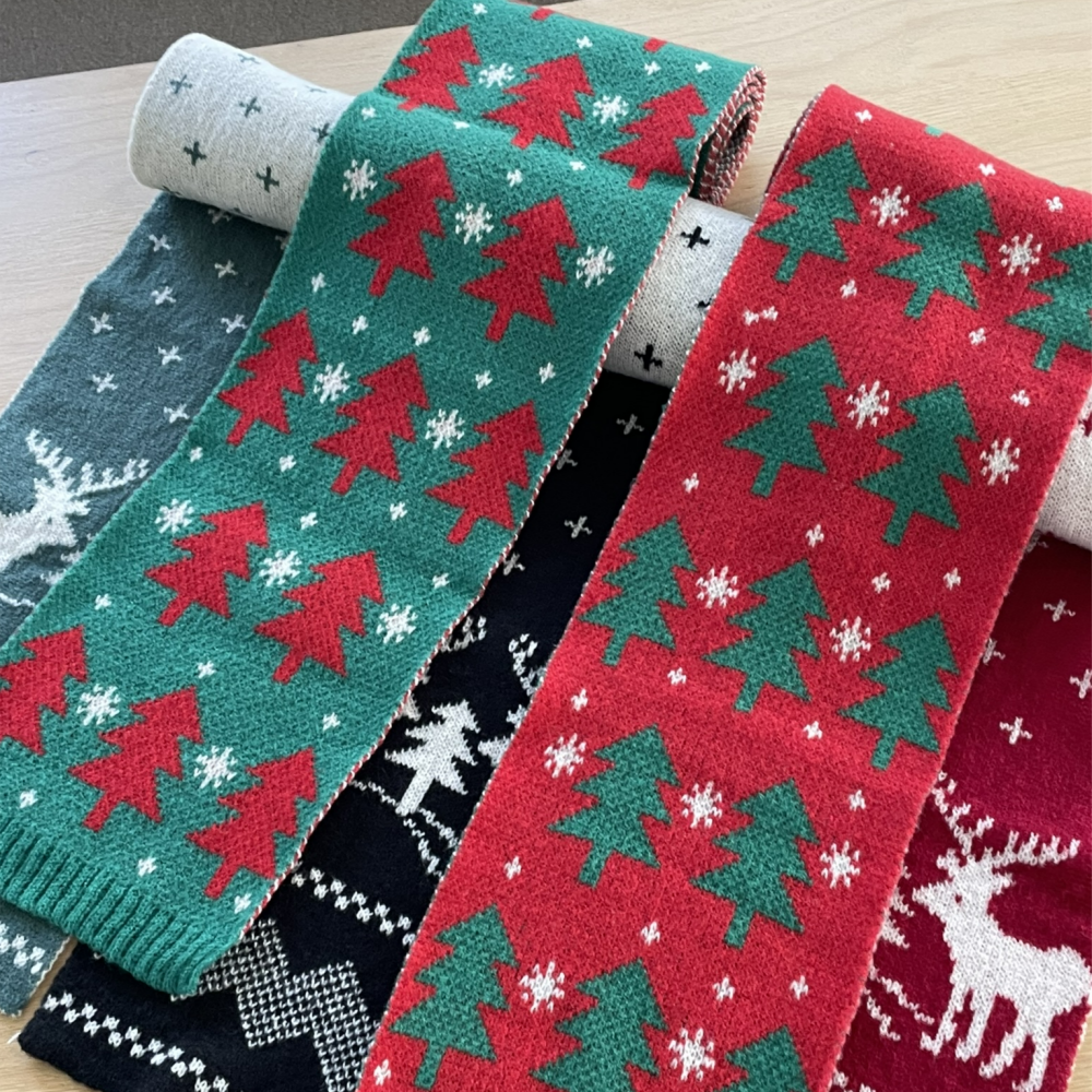 크리스마스 분위기 물씬 나는 커플용 목도리, 따뜻하게 연출해보세요!