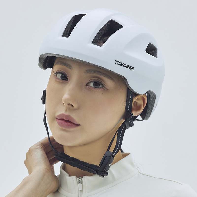 편리하고 안전하게! LED 후미등이 달린 킥보드와 전기 자전거 헬멧 추천