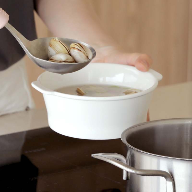 전자레인지에 딱 맞는 도자기 국그릇, 넉넉한 크기와 밀폐력까지 갖춘 보관용기