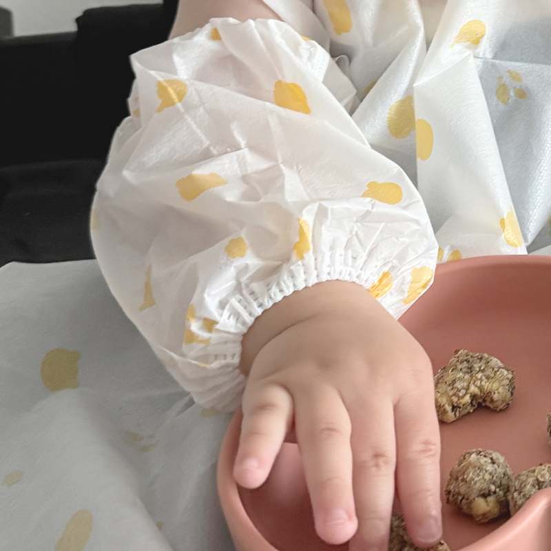 아기와 함께하는 식사 시간, 깔끔하게 챙기기 좋은 턱받이 추천