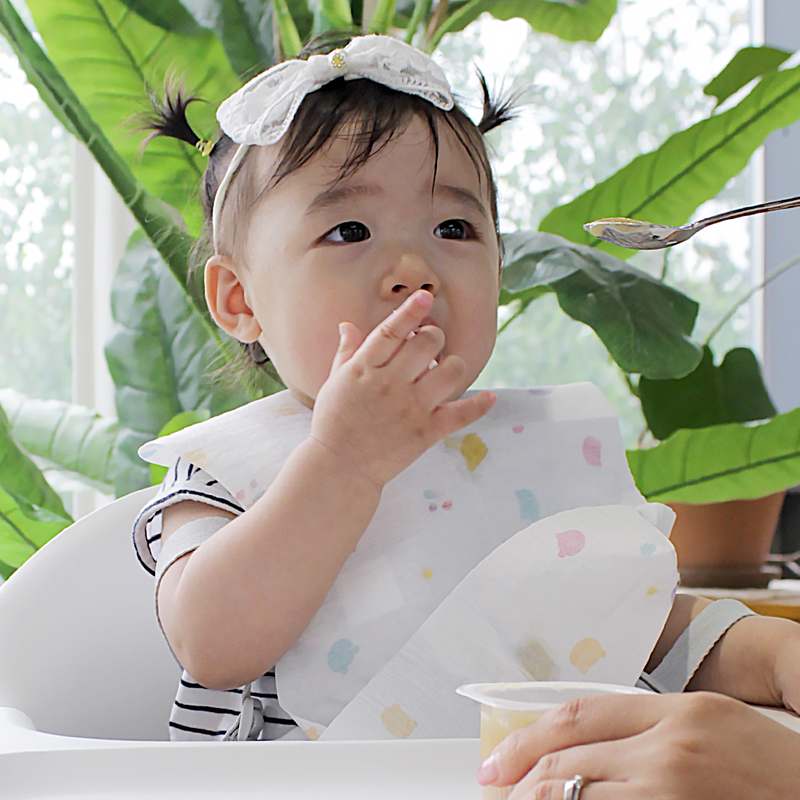 아기 이유식 먹일 때 딱 좋은 방수 턱받이, 일회용으로 편리하게 사용하세요!
