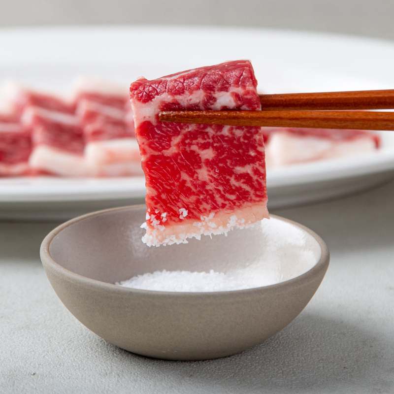 집에서 즐기는 신선한 한우 육회와 육사시미, 차돌박이까지 한 번에!