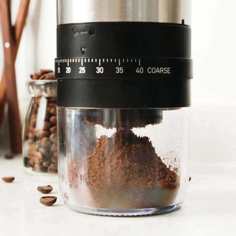 가정에서도 간편하게 사용하는 무선 원두 분쇄기, 40단계 조절 가능!