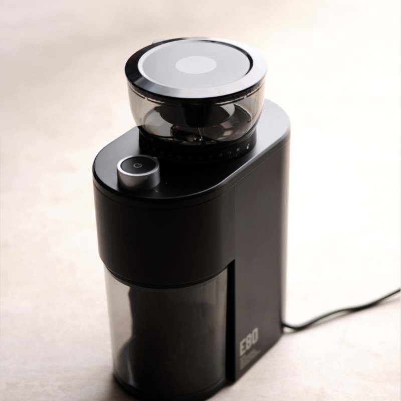 집에서도 쉽게 사용하는 전동 커피 그라인더, E80으로 원두 분쇄를 간편하게!