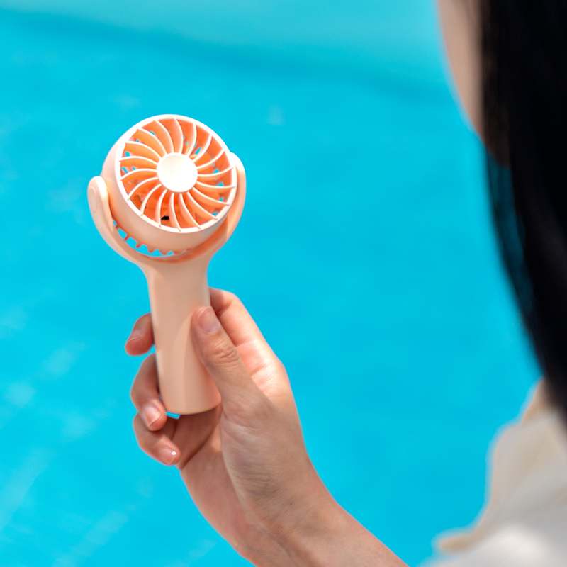 가볍고 시원하게! 휴대용 손선풍기 하나로 더운 날도 걱정 끝