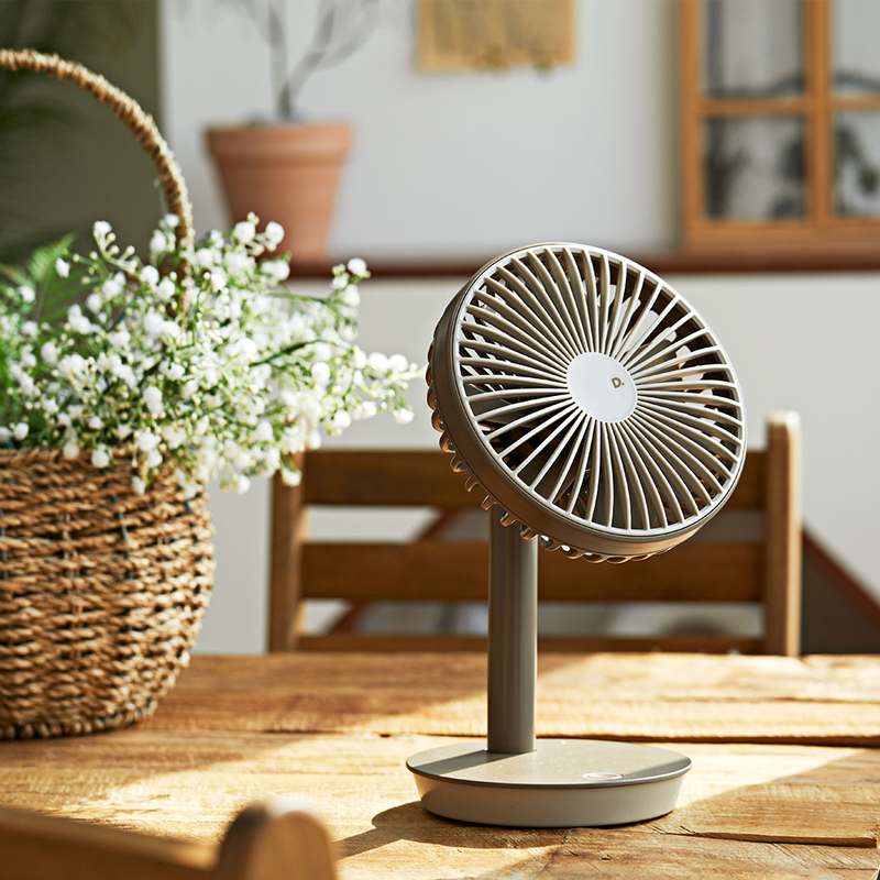 책상 위에 딱 어울리는 무선 선풍기, 캠핑이나 사무실에서도 편하게 사용하세요!