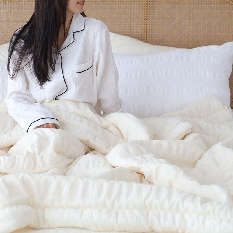 여름철과 간절기에 딱! 손쉽게 따뜻함을 더하는 퀼팅 침구 세트