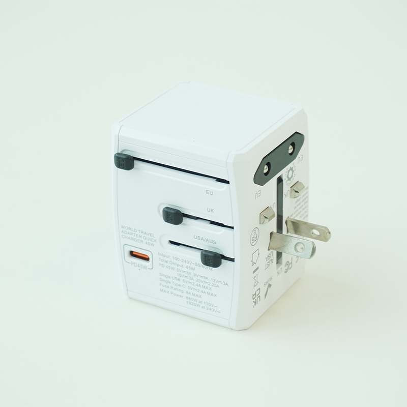 여행 갈 때 꼭 챙기고 싶은 멀티 어댑터, 간편하게 해외에서도 충전하세요!